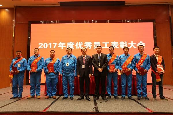 6、圖為2017年度優(yōu)秀員工與集團領導合影.jpg